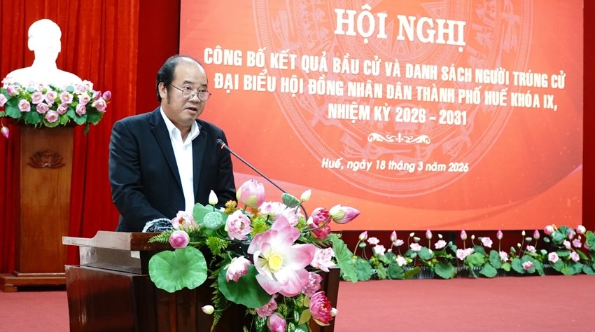 Giám đốc Sở Nội vụ TP Huế Nguyễn Văn Mạnh trình bày báo cáo công tác bầu cử đại biểu HĐND thành phố nhiệm kỳ 2026 - 2031. Ảnh: Q. An.