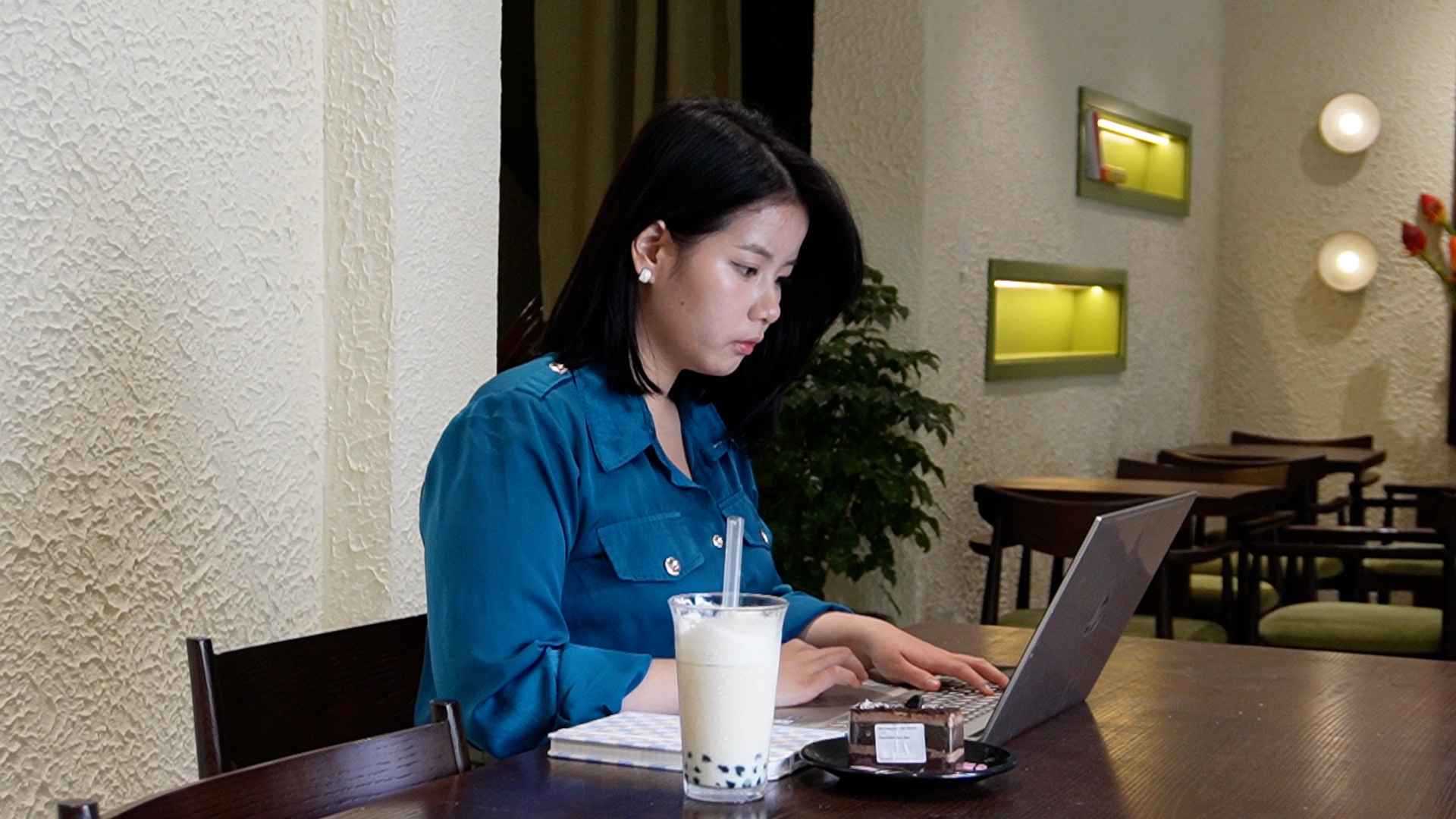 When the coffee shop became a mobile office of Gen Z.