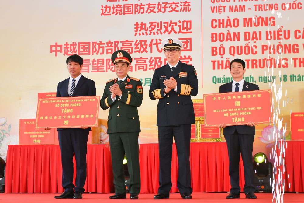 Hai Bộ trưởng trao những món quà ý nghĩa tặng thầy và trò nhà trường Trung học phổ thông Trần Phú. Ảnh: Trần Vương