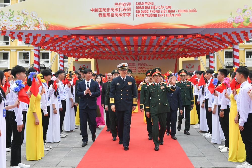 Đại tướng Phan Văn Giang và Thượng tướng Đổng Quân thăm Trường Trung học phổ thông Trần Phú (tỉnh Quảng Ninh). Ảnh: Trần Vương