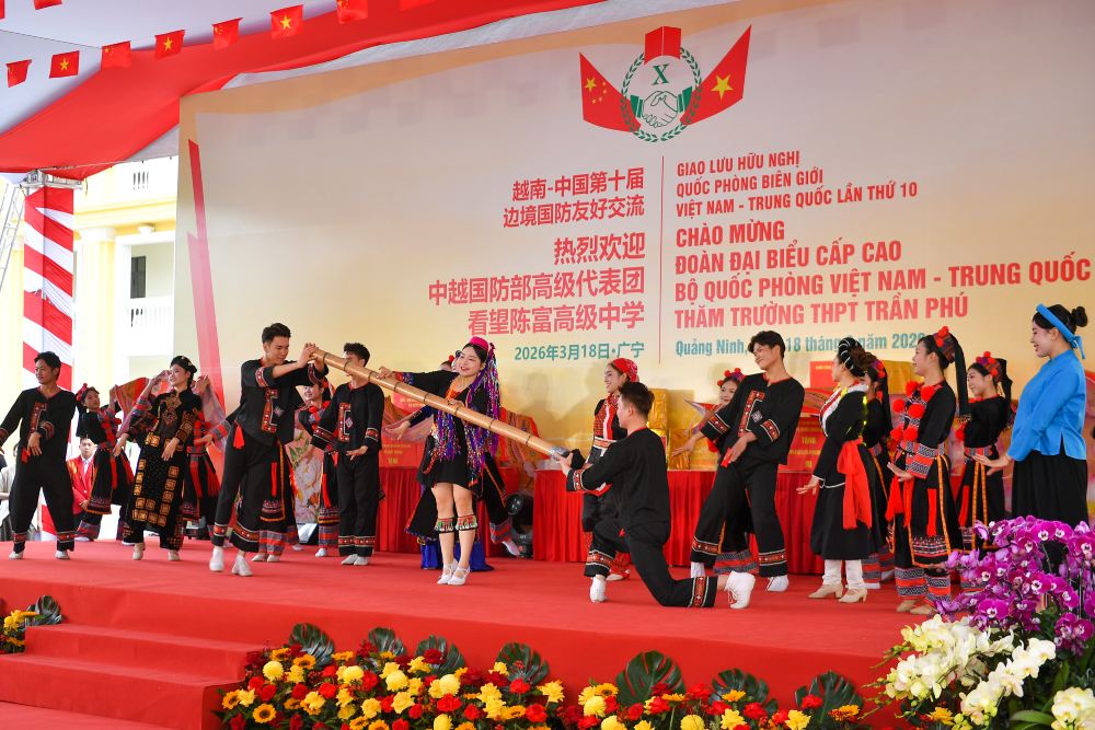 Các tiết mục văn nghệ mang đậm bản sắc văn hóa dân tộc và tinh thần giao lưu hữu nghị. Ảnh: Trần Vương