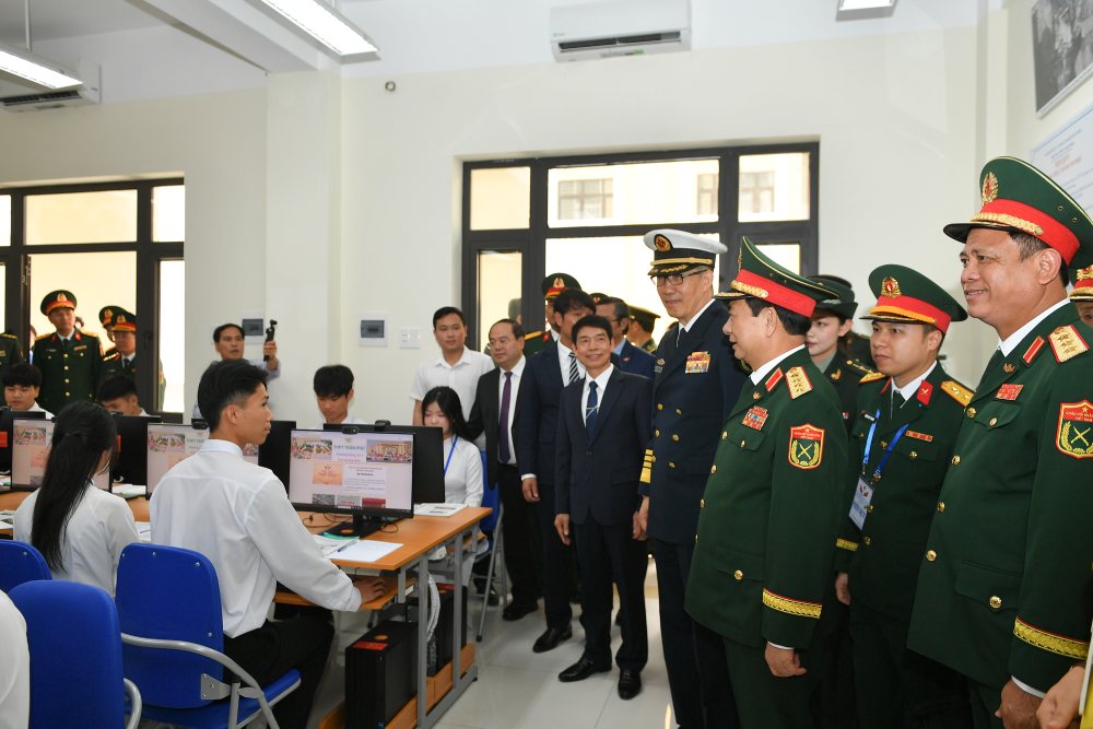 The two Ministers of National Defense of Vietnam and China and delegates visit the new classroom equipped with computers donated by the Ministry of National Defense of Vietnam. Photo: Tran Vuong