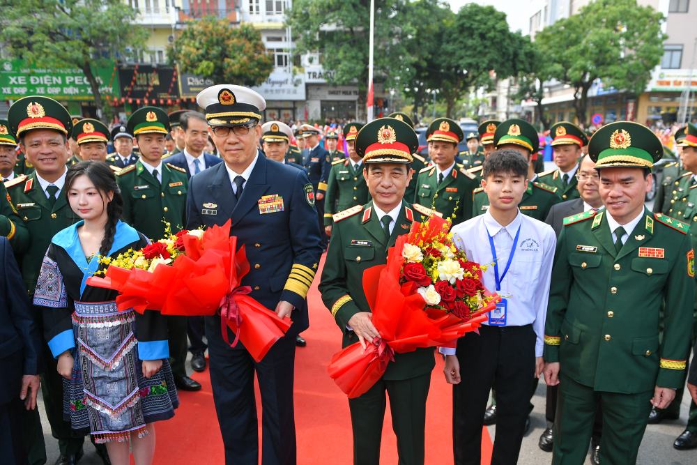 Hai em học sinh tặng hoa, chào mừng Bộ trưởng Phan Văn Giang và Bộ trưởng Đổng Quân. Ảnh: Trần Vương