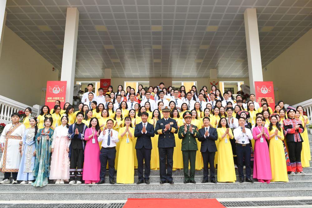 Hai Bộ trưởng Bộ Quốc phòng Việt Nam và Trung Quốc cùng các đại biểu chụp ảnh chung với cán bộ, giáo viên nhà trường. Ảnh: Trần Vương