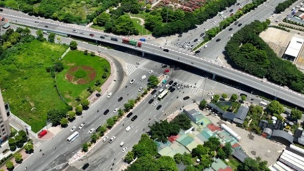 Adjusting traffic organization at Co Linh - Dam Quang Trung intersection to serve underpass construction. Photo: Trung Nguyen