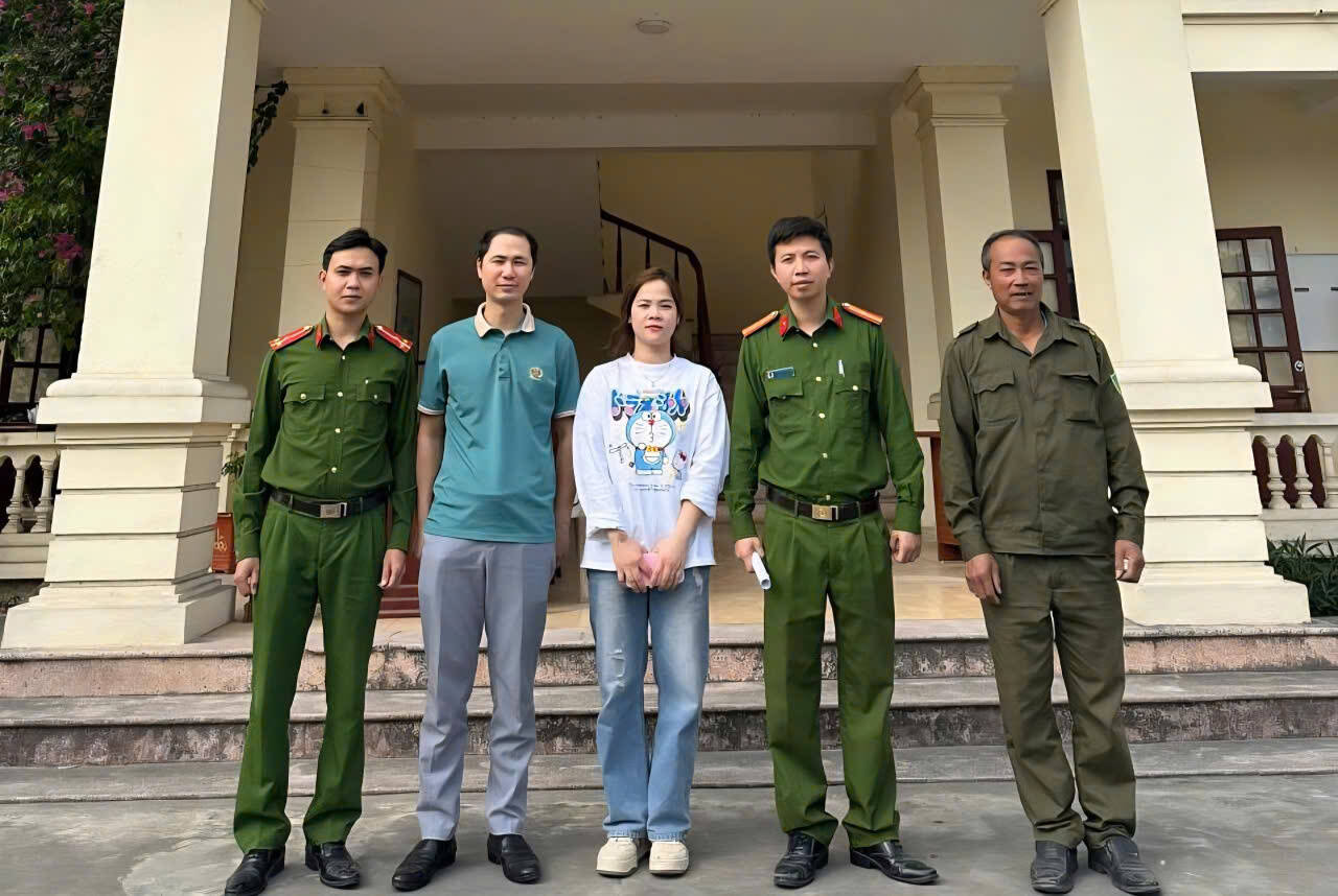 People coordinate with commune police forces in Ninh Binh to return nearly 1 billion VND mistakenly transferred to the legal owner. Photo: Dieu Anh