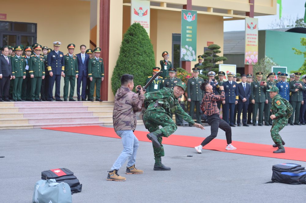 Hai Bộ trưởng Bộ Quốc phòng Việt Nam và Trung Quốc cùng các đại biểu chứng kiến tình huống nghiệp vụ giả định tại Đồn Biên phòng Trà Cổ. Ảnh: Trần Vương