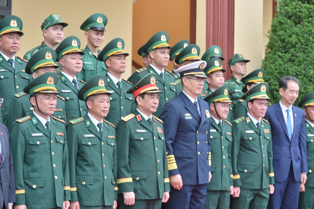 Hai Bộ trưởng Bộ Quốc phòng Việt Nam và Trung Quốc cùng các đại biểu chứng kiến tình huống nghiệp vụ giả định. Ảnh: Trần Vương