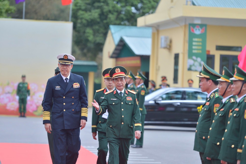 Đại tướng Phan Văn Giang - Bộ trưởng Bộ Quốc phòng Việt Nam và Thượng tướng Đổng Quân - Bộ trưởng Bộ Quốc phòng Trung Quốc tới thăm Đồn Biên phòng Trà Cổ. Ảnh: Trần Vương