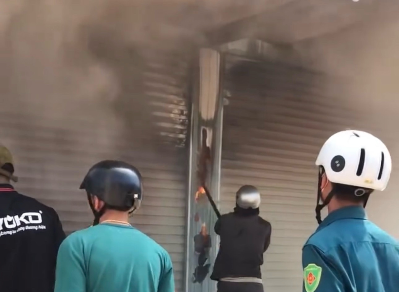 Breaking down to control the fire at a fresh flower shop in Lam Dong