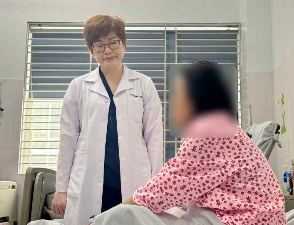 Doctors examine a patient with genital ulcers due to applying leaves to treat gynecological diseases. Photo: Thanh Dang