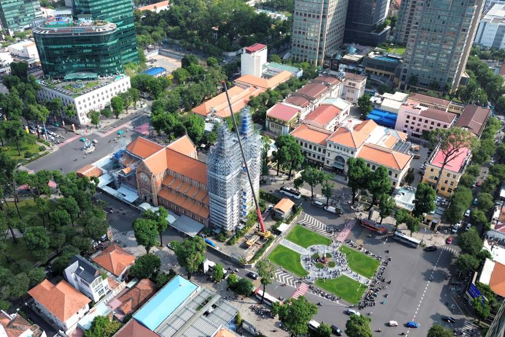 Trong sáng cùng ngày, cả hai cây Thánh giá đã được hạ đặt thành công vào đúng vị trí thiết kế.