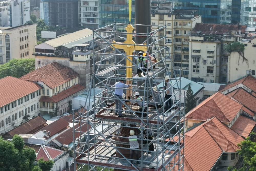  Tại khu vực chóp tháp, đội ngũ kỹ sư đã túc trực sẵn sàng để đón và cố định Thánh giá. Ảnh: Anh Tú