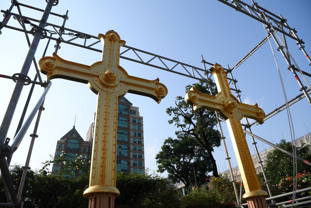 Sáng 19.3, hai cây Thánh giá mạ vàng (mỗi cây nặng khoảng 400 kg) bắt đầu được cẩu lên đỉnh tháp kẽm của Nhà thờ Chánh tòa Đức Bà Sài Gòn.