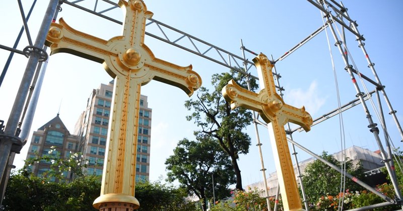 Nhà thờ Đức Bà Paris lắp thành công hai thánh giá mạ vàng