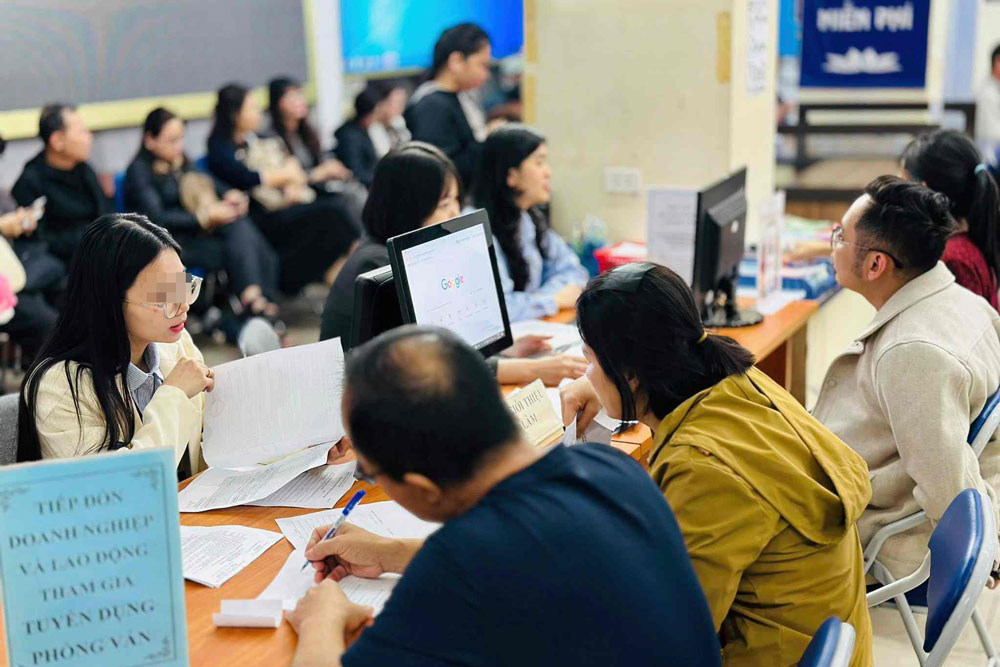 Nhiều hoạt động kết nối lao động và doanh nghiệp được tổ chức là một trong những lời giải việc làm cho cán bộ, công chức dôi dư được tinh giản năm 2026. Ảnh: Hương Nha