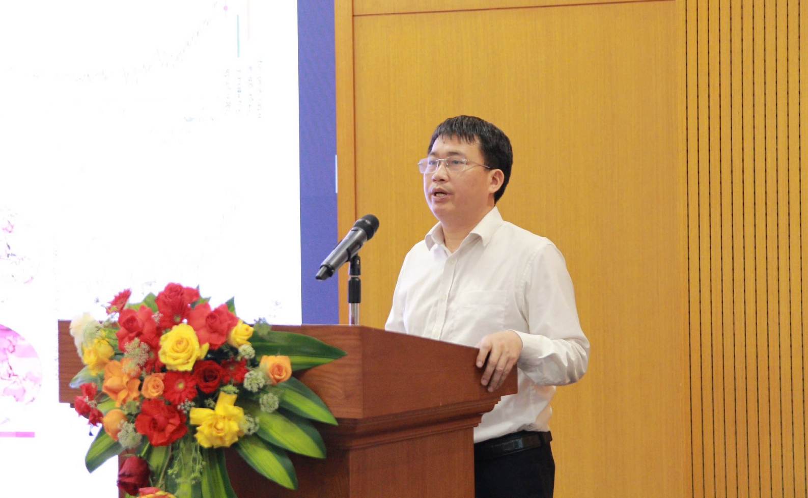 Ông Nguyễn Xuân Hiển, Phó Giám đốc Trung tâm Dự báo Khí tượng Thủy văn Quốc gia trình bày tham luận tại hội thảo.