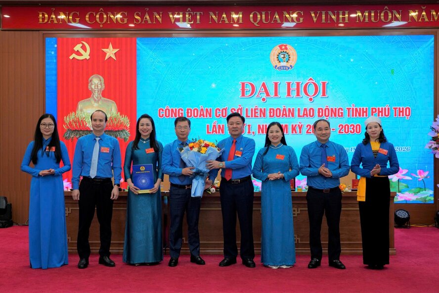 Mr. Ha Duc Quang - Vice Chairman of the Provincial Vietnam Fatherland Front Committee, Chairman of the Provincial Labor Federation (fourth from right) attended and directed the Congress. Photo: Phu Tho Provincial Labor Federation