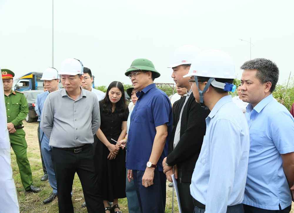 Phó Chủ tịch UBND tỉnh Lê Quang Hòa kiểm tra thực địa, chỉ đạo đẩy nhanh tiến độ giải phóng mặt bằng giai đoạn 1 dự án Khu Công nghiệp Văn Giang.