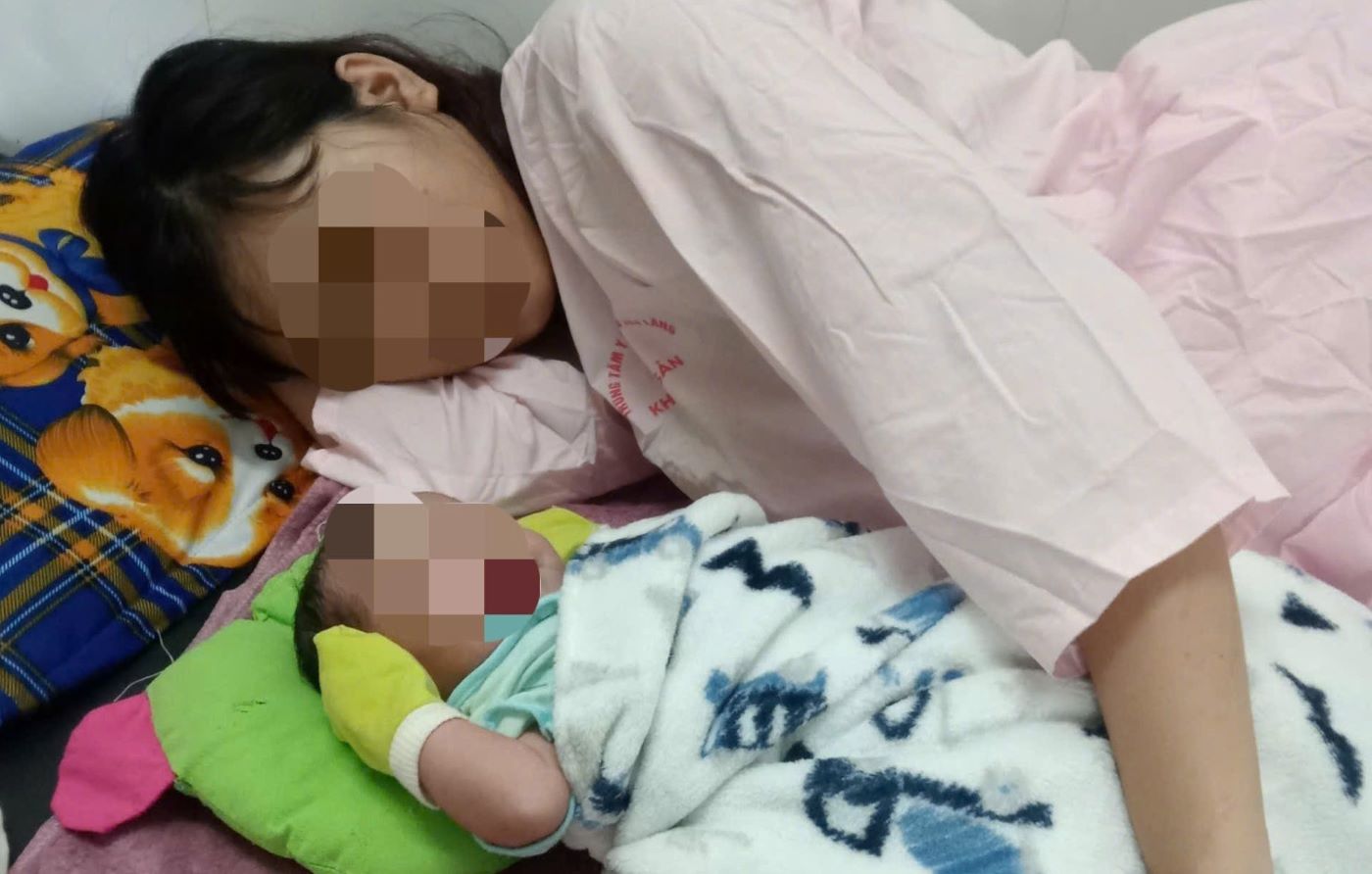 産婦と女児は、近隣住民に分娩を助けられ、医療施設に搬送された後、健康状態は安定しています。写真:H.グエン