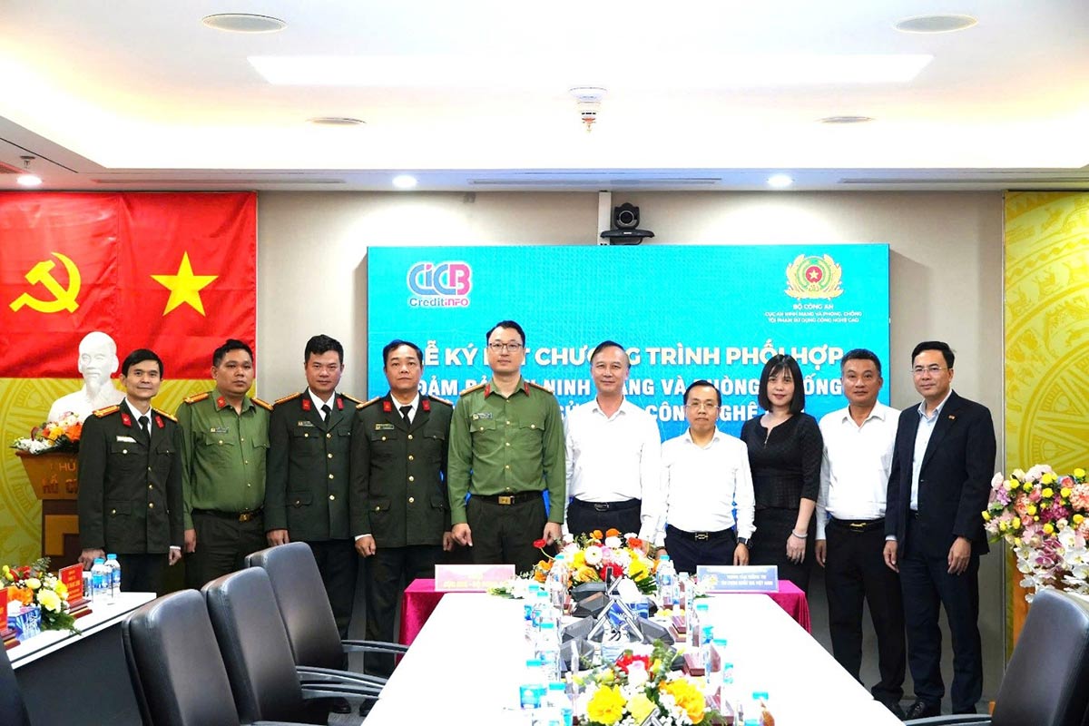 Đại diện Ban lãnh đạo A05 và CIC chụp ảnh kỷ niệm tại buổi lễ. Ảnh: CIC