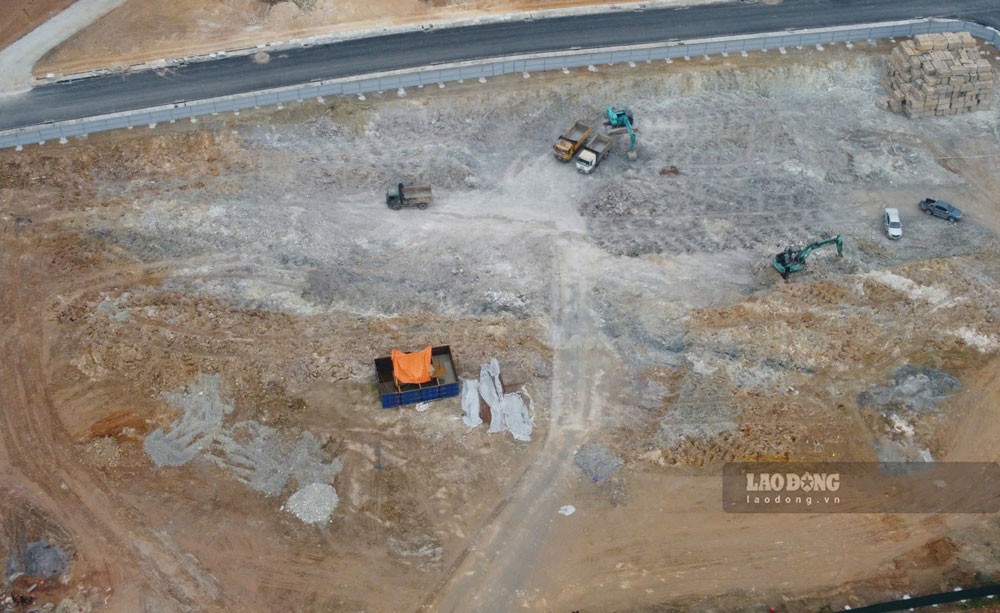 Illegal waste dumping route from the Lao Cai Central Social Housing Project. Photo: An Loc