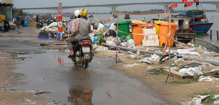 People in Duy Nghia commune hope that An Luong embankment will be built solid soon. Photo: Minh Viet
