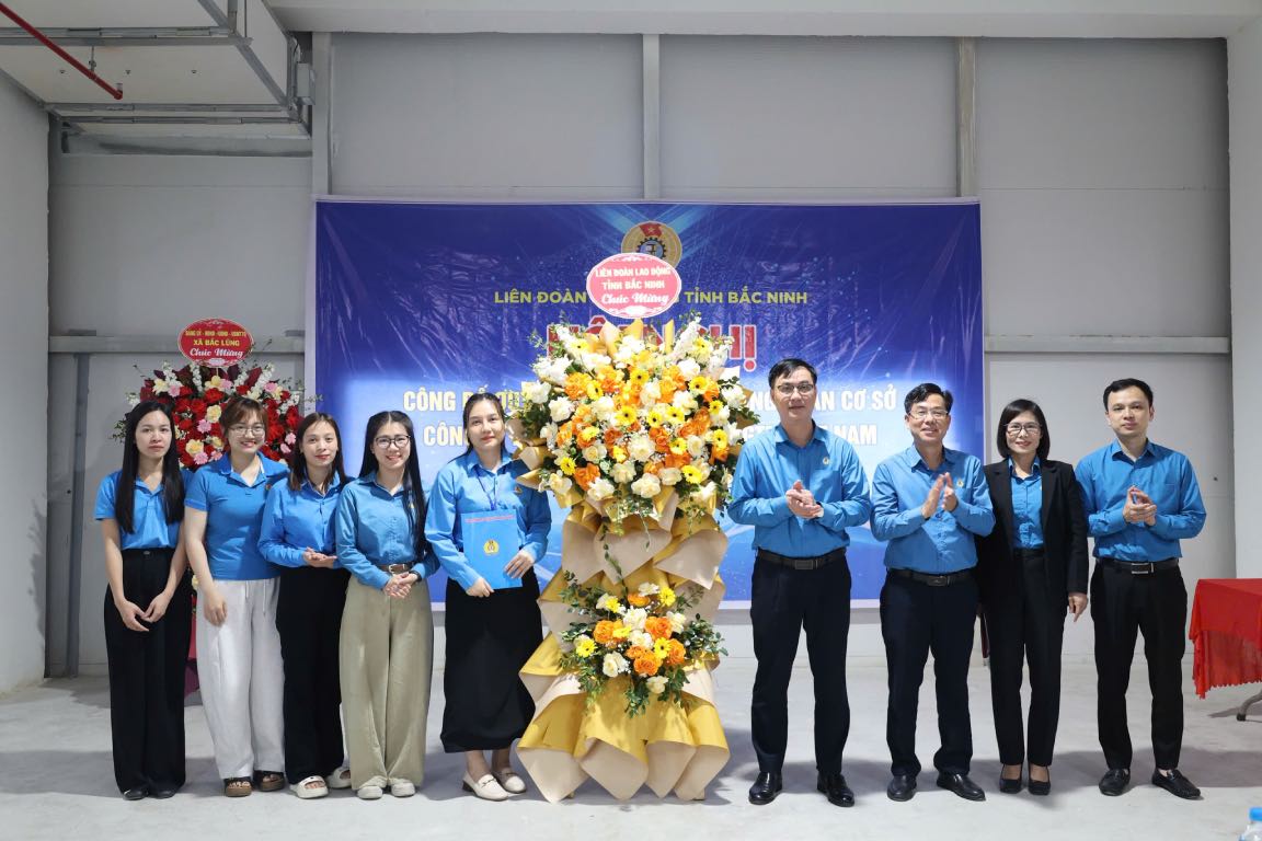 Leaders of the Bac Ninh Provincial Labor Federation present flowers to congratulate the Executive Committee of the grassroots trade union. Photo: Quyet Chien