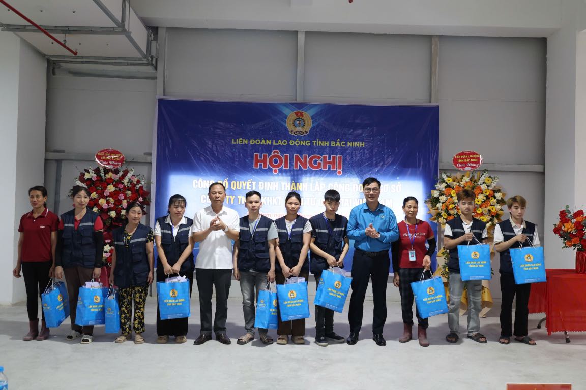 Lãnh đạo Liên đoàn Lao động tỉnh Bắc Ninh tặng quà cho đoàn viên, người lao động có hoàn cảnh khó khăn. Ảnh: Quyết Chiến 