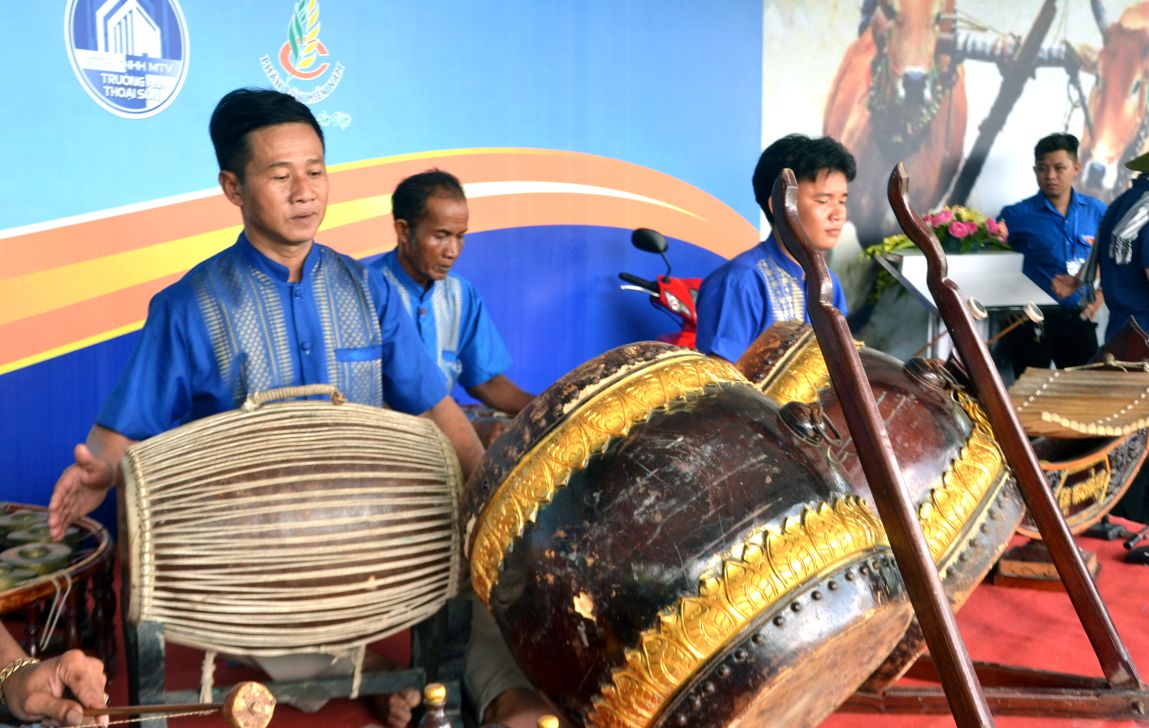 Biểu diễn nhạc ngũ âm của đồng bào Khmer vùng Tri Tôn- Bảy Núi. Ảnh: Thanh Mai