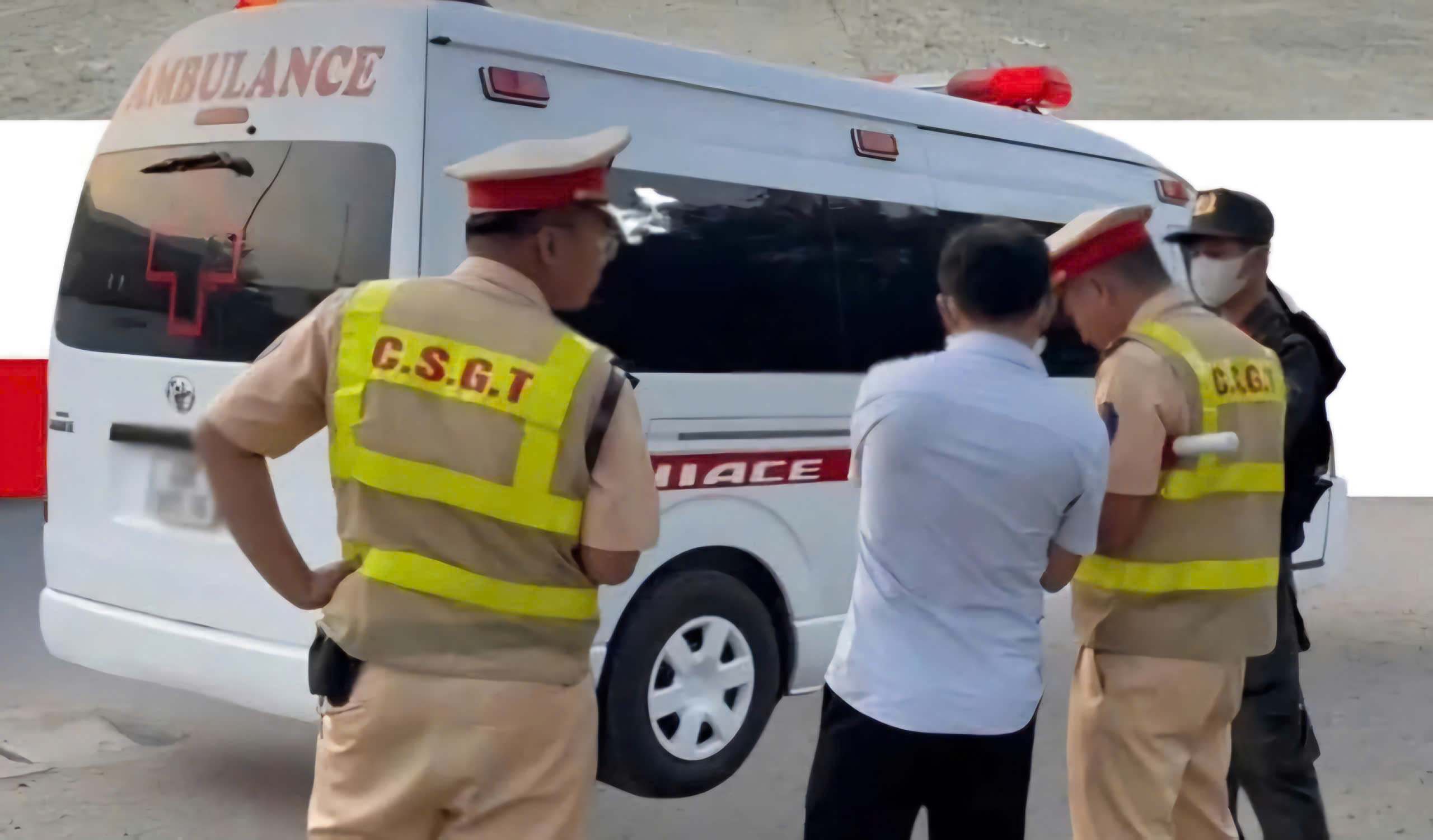 Traffic police of Lam Dong Provincial Police inspect ambulances participating in traffic. Photo: Police provided