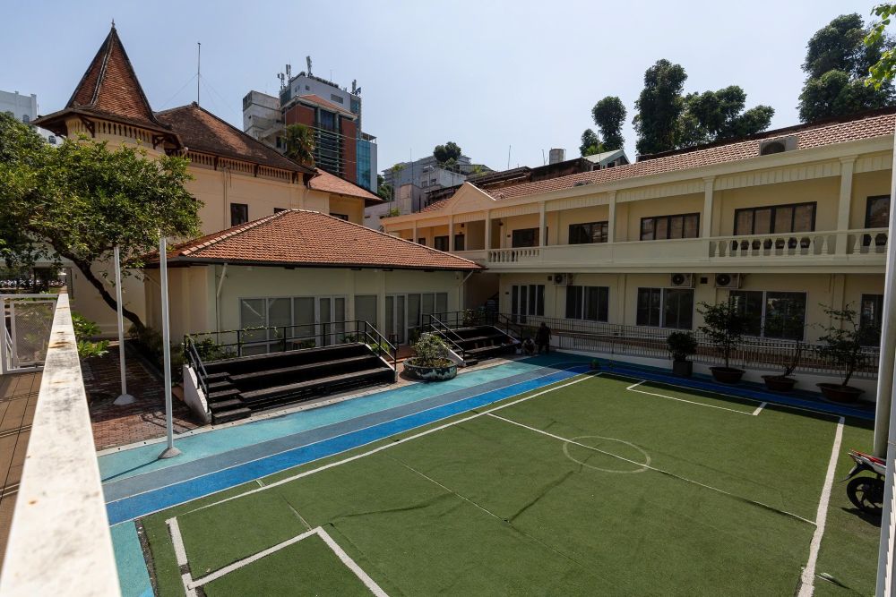 Khu vực phía sau với sân bóng đá mini và hệ thống cầu thang sắt cách điệu hiện đại phục vụ hoạt động thể chất.