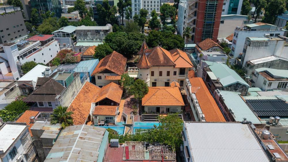 Toàn cảnh tòa biệt thự cổ gần 100 tuổi, hiện là “ngôi nhà chung” tạm thời của thanh niên thành phố. Ảnh: Anh Tú