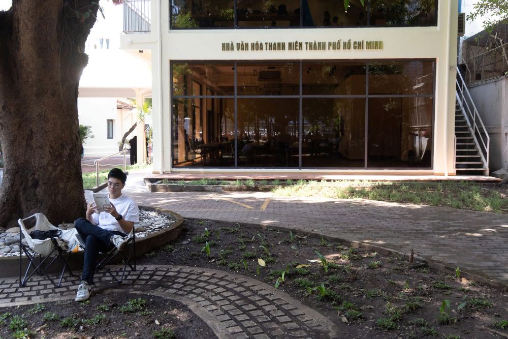 Các bạn trẻ tranh thủ lưu lại những bức ảnh kỷ niệm bên ban công lan can kiểu cổ trong những ngày đầu cơ sở mở cửa.