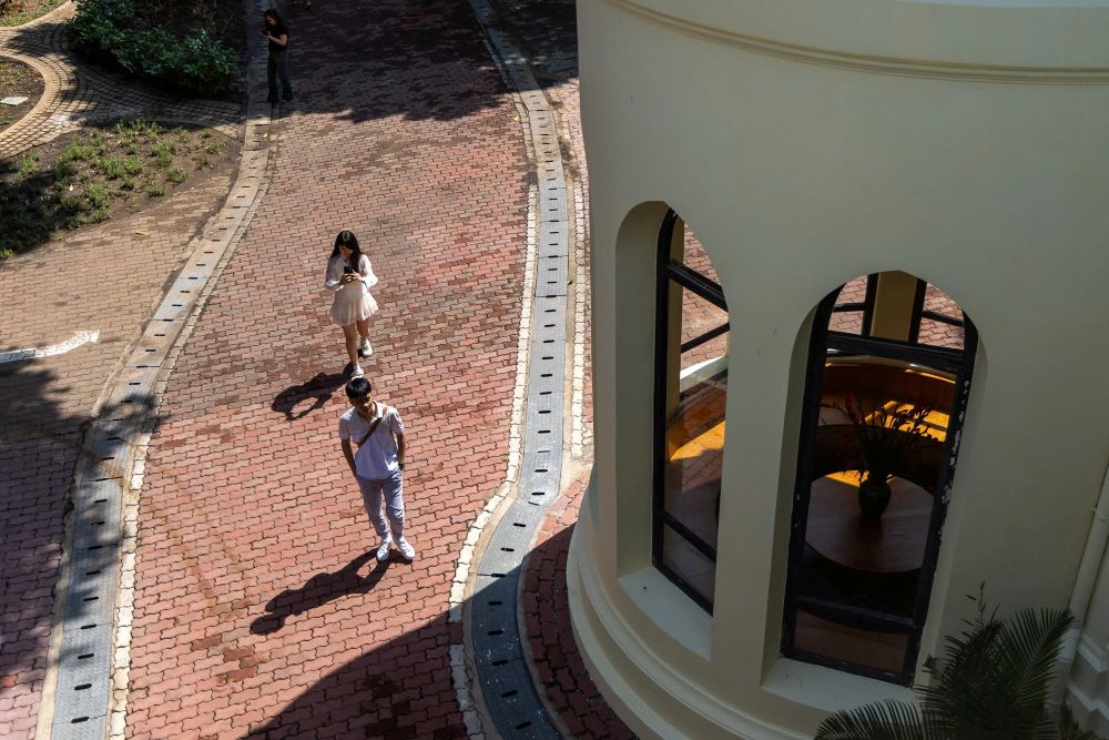 Kiến trúc cổ điển châu Âu với hệ cửa vòm cao và khối tháp tròn độc đáo, tạo điểm nhấn sang trọng cho tòa biệt thự.