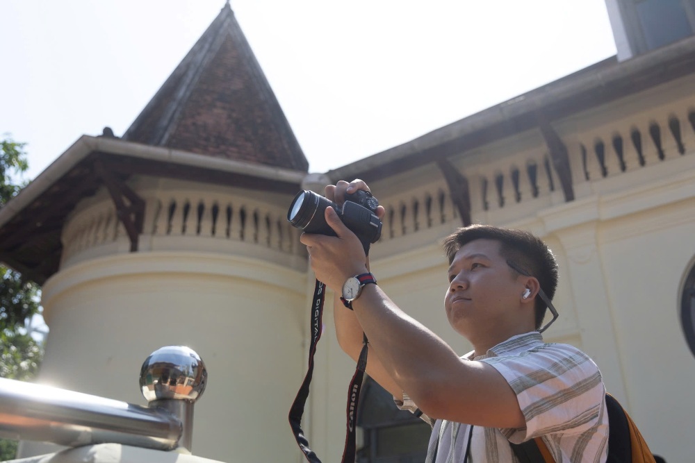 Các bạn trẻ tranh thủ lưu lại những bức ảnh kỷ niệm bên những kiến trúc cổ trong những ngày đầu cơ sở mở cửa. Ảnh: Anh Tú