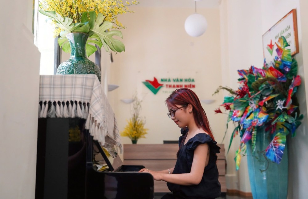 Khu nhà chính rộng 1.500m2 được chia thành 21 phòng chức năng phục vụ các lớp ngoại ngữ, kỹ năng và nghệ thuật.