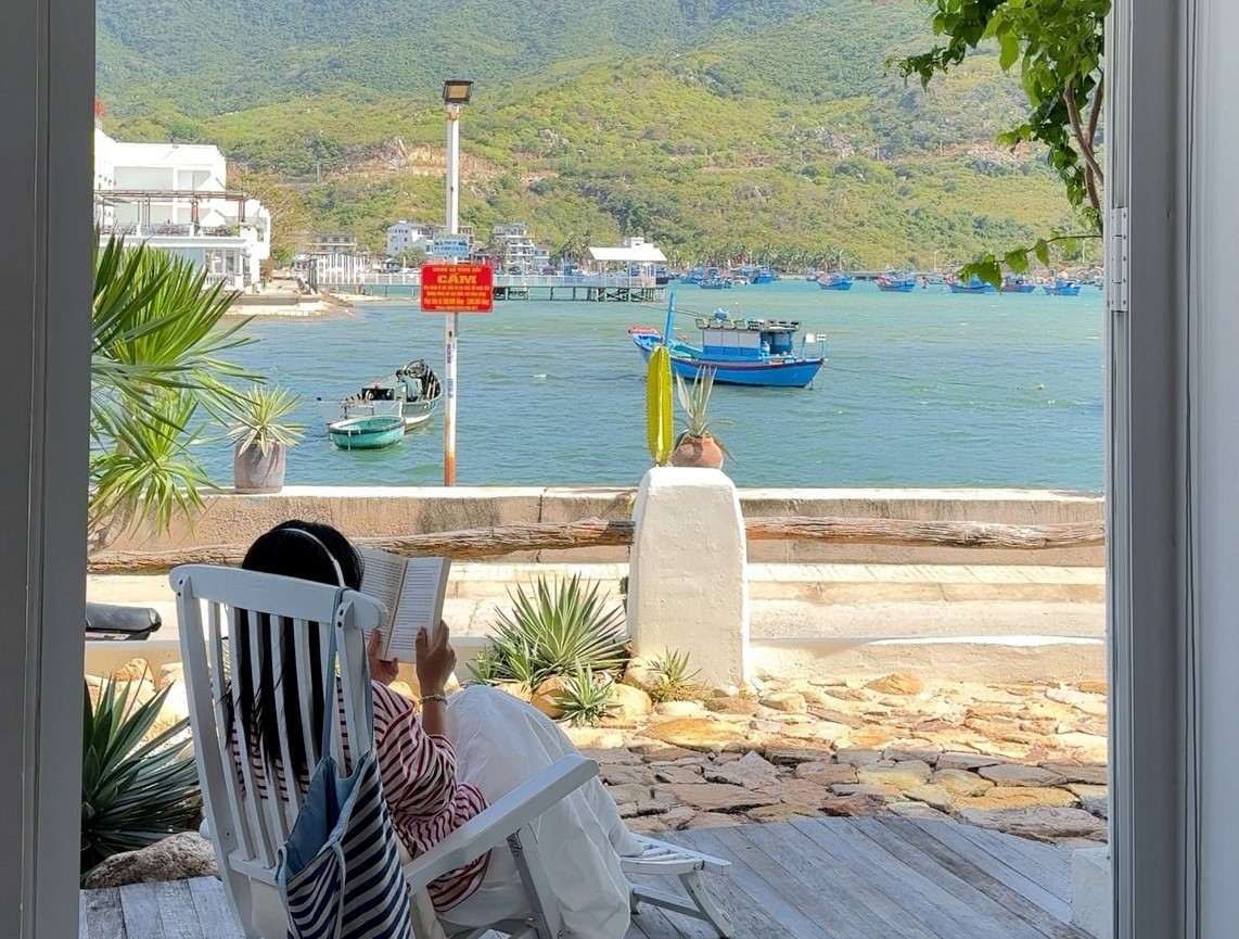 Nghỉ ở homestay ngắm nhìn vịnh biển yên bình ở Vĩnh Hy.