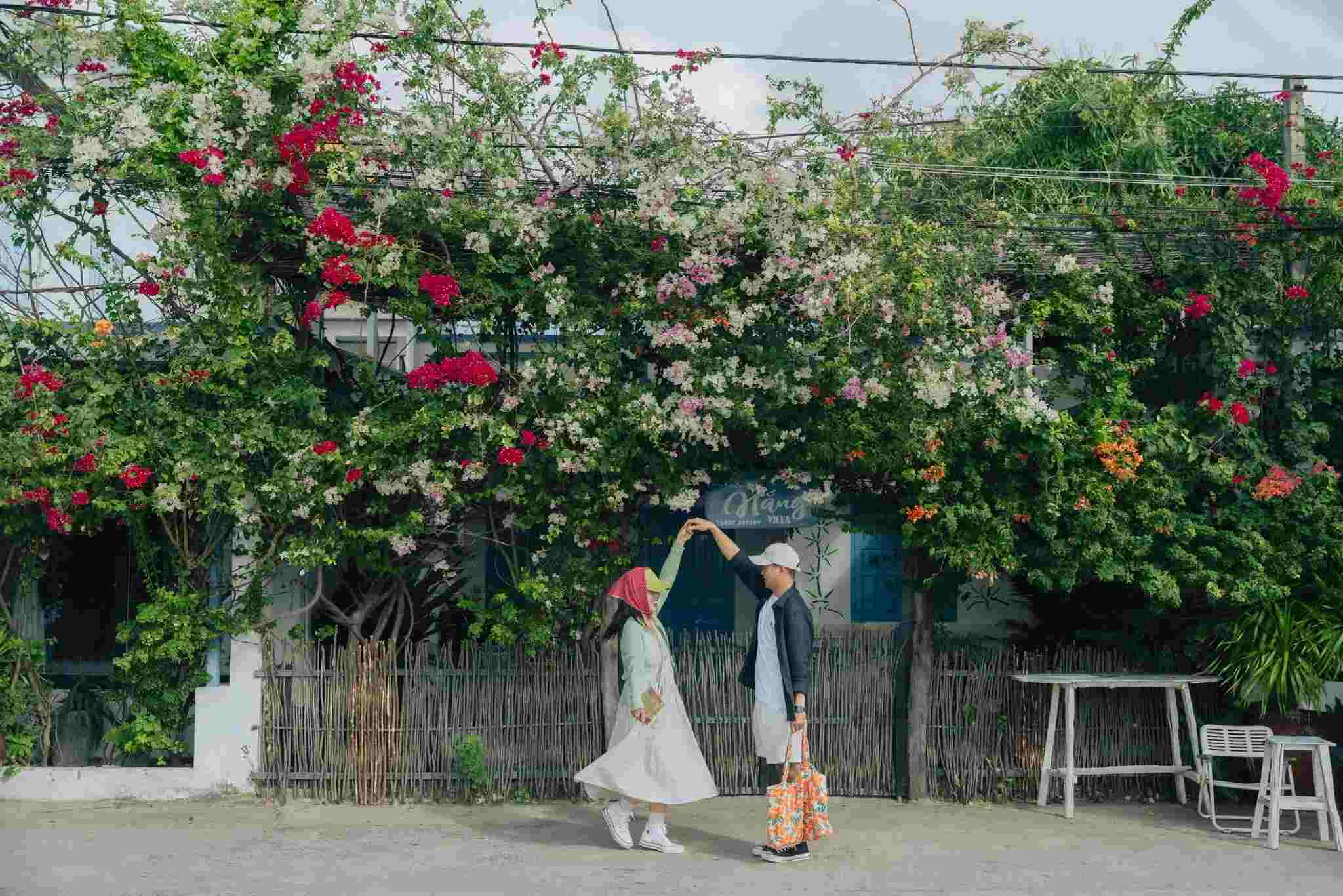 Hàng quán ở Vĩnh Hy với những dàn hoa giấy rực rỡ hút khách chụp ảnh check-in.