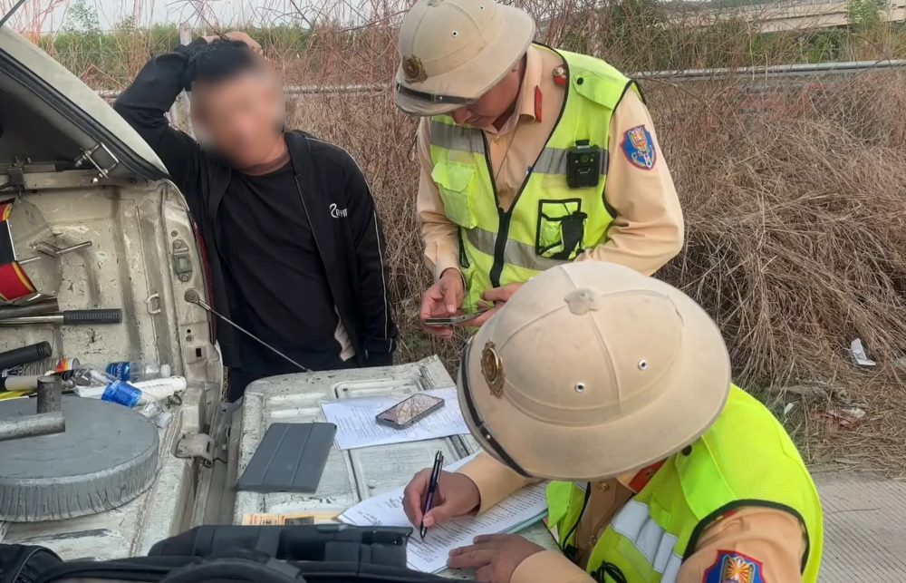 Cảnh sát Giao thông lập biên bản xử phạt tài xế vi phạm quy định về phân làn trên cao tốc Phan Thiết - Dầu Giây. Ảnh: Công an 