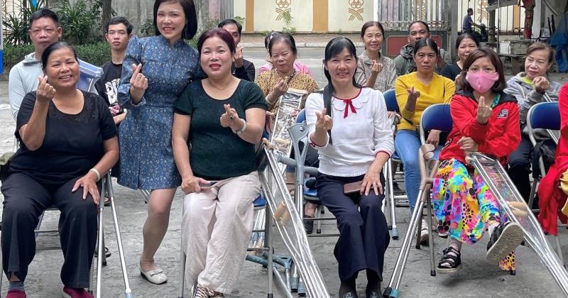 Cô bé một chân trao gần 200 nạng, 20 xe lăn cho người khuyết tật