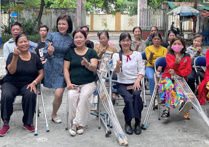 Chị Băng trao tặng xe lăn, nạng cho người khuyết tật. Ảnh: Nhân vật cung cấp