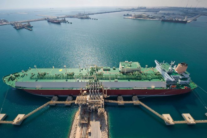 LNG tanker at a loading and unloading station in Ras Laffan Industrial Park (Qatar), where LNG production has been temporarily suspended since March 3 due to the impact of the Middle East war. Photo: QatarEnergy