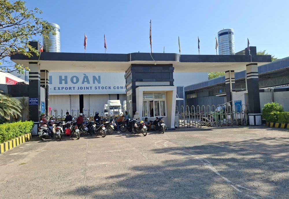 노동자들이 8월 3일 임금 체불을 요구하기 위해 카이호안 수출 목재 가공 합자 회사 정문 앞에 모였습니다. 사진: Duy Tuan