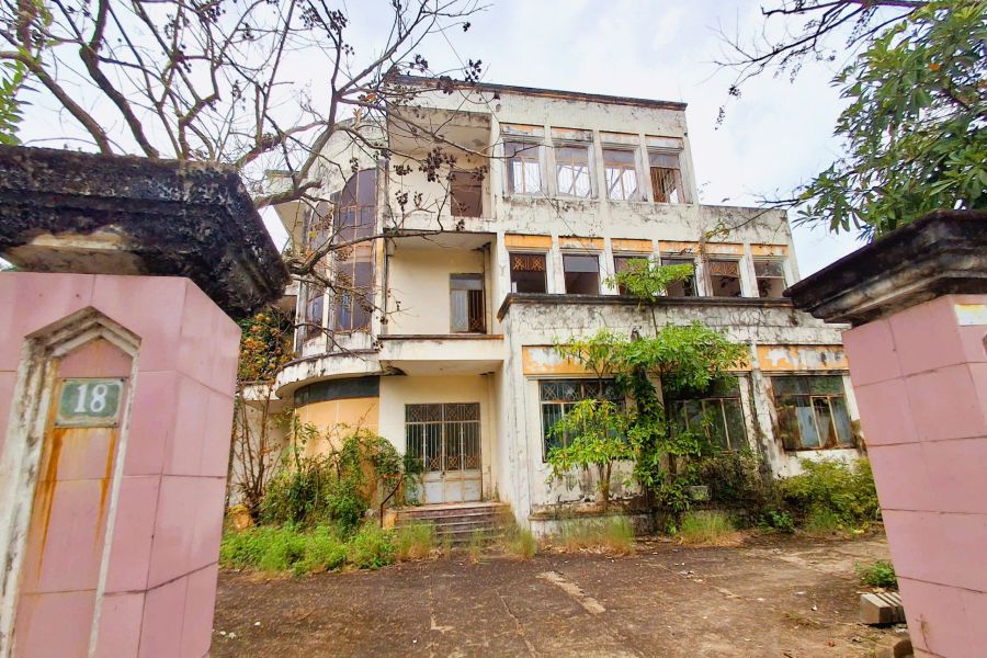 Da Nang focuses on handling problems with projects, abandoned headquarters - The headquarters of the Department of Physical Education and Sports of Quang Nam province (old) is abandoned. Photo: Nguyen Hoang