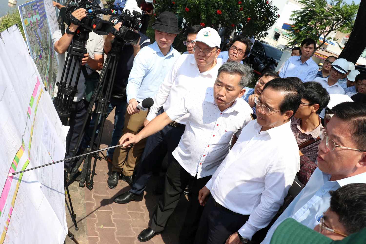 Chủ tịch UBND TPHCM Nguyễn Văn Được thị sát dự án cầu đường Nguyễn Khoái.  Ảnh: Minh Quân