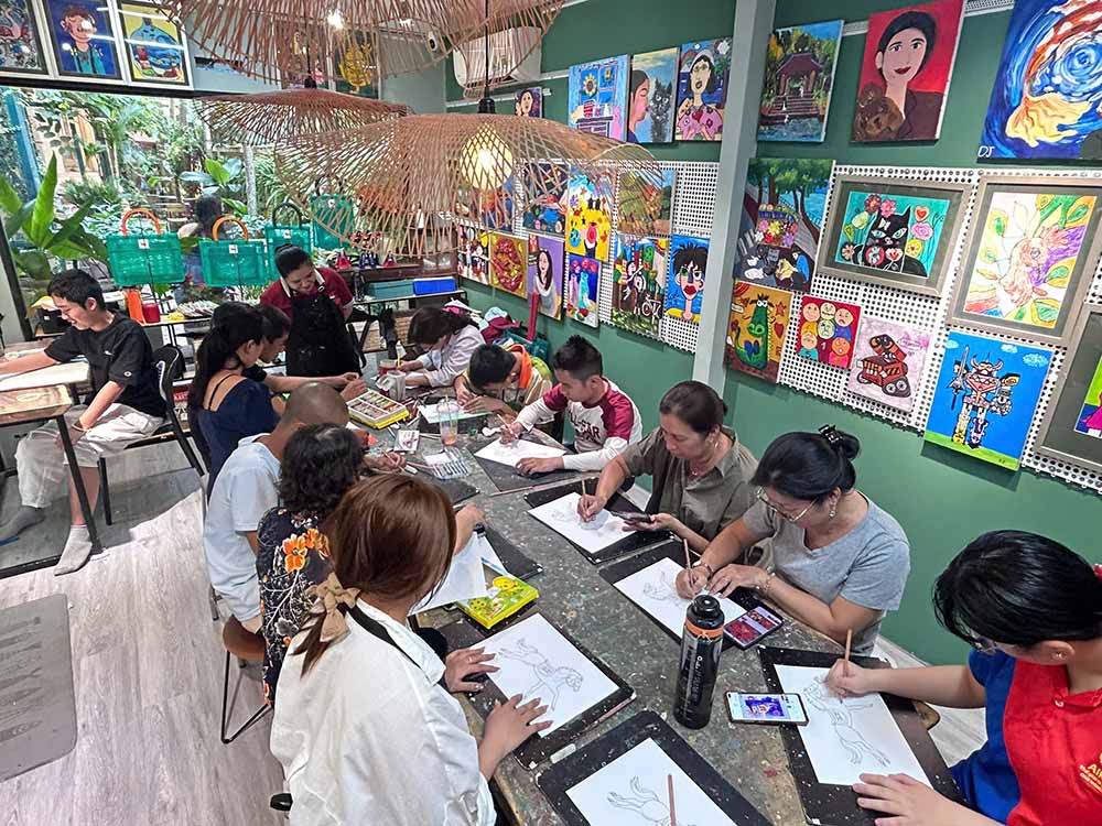 Các em nhỏ tại MCAS cùng sáng tạo và trang trí hình tượng chú ngựa theo cách của riêng mình. Ảnh: Ban tổ chức cung cấp