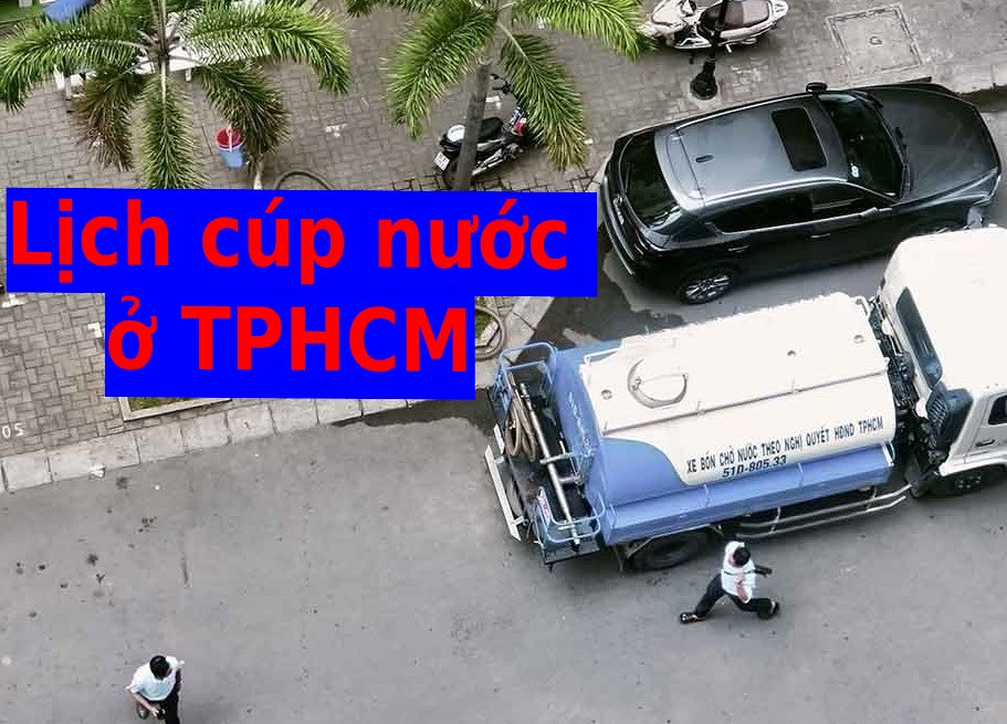 TPHCM cúp nước nhiều nơi ngày 19.3. Trong ảnh: Xe bồn cung cấp nước sạch cho người dân trong lần cúp nước trước đây. Ảnh: Như Quỳnh