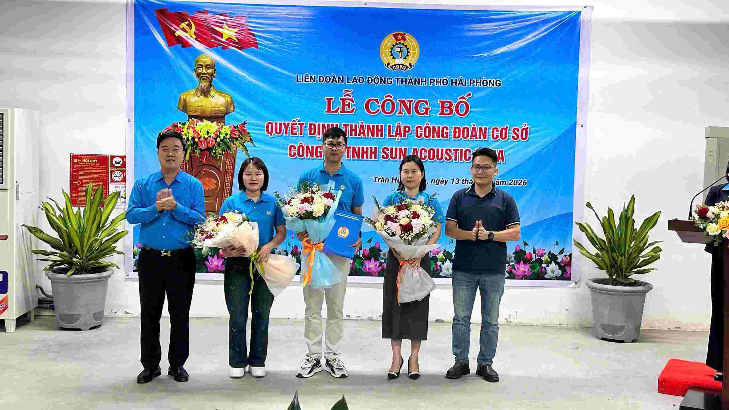 Hai Phong City Labor Federation awarded the decision to establish the grassroots Trade Union of SUN ACOUSTIC VINA Co., Ltd. on the afternoon of the 13th. 3. Photo: Thu Hang