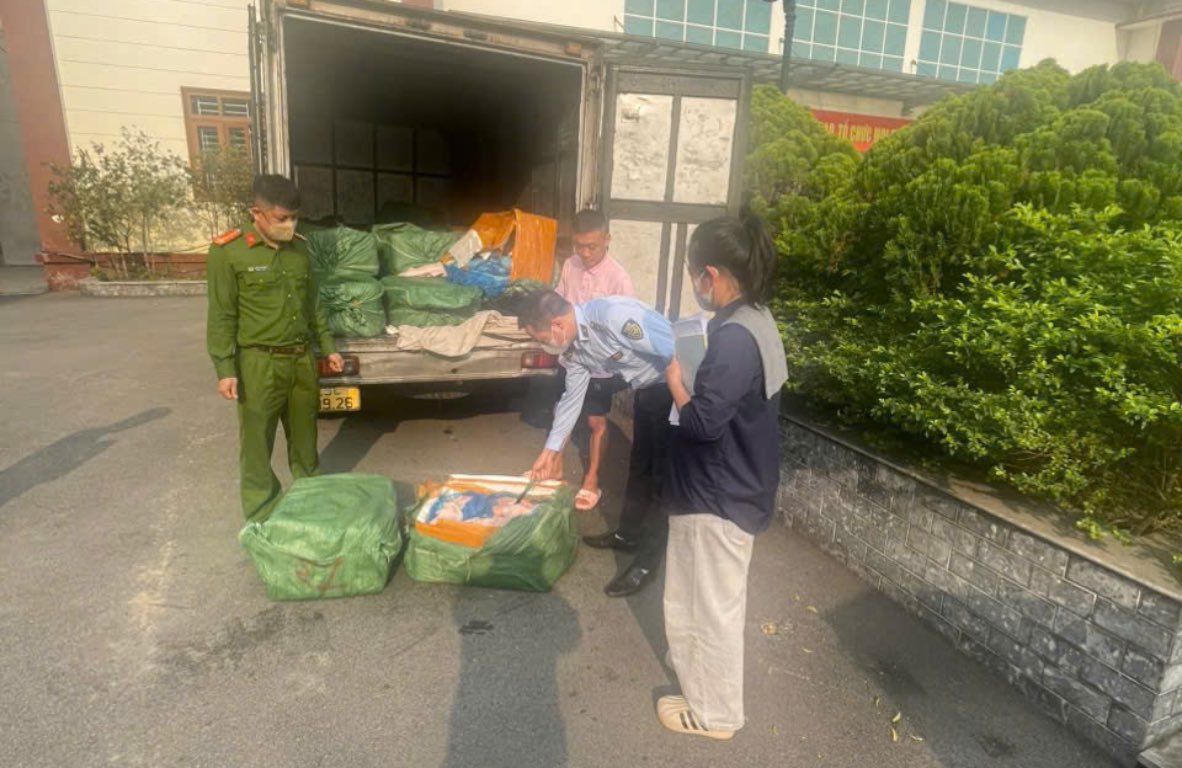 Lực lượng chức năng phát hiện 1,3 tấn nầm lợn không rõ nguồn gốc. Ảnh: Công an xã Nghĩa Trụ 